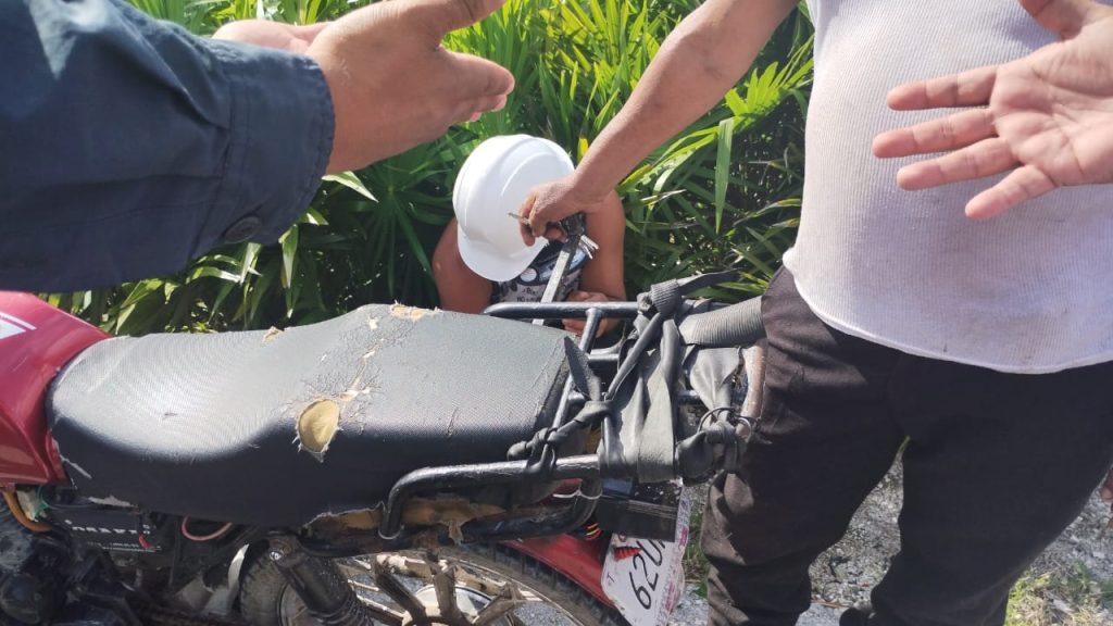 Obreros de CFE acusan a policías de Quintana Roo de intimidación durante labores de mantenimiento en Tulum.