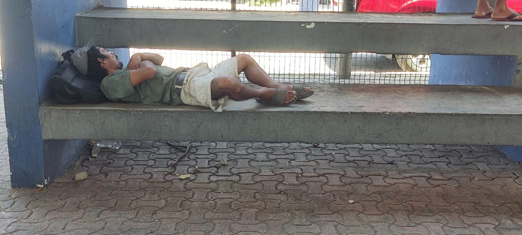 Policía Turística de Playa del Carmen atiende semanalmente a 10 personas en situación de calle.