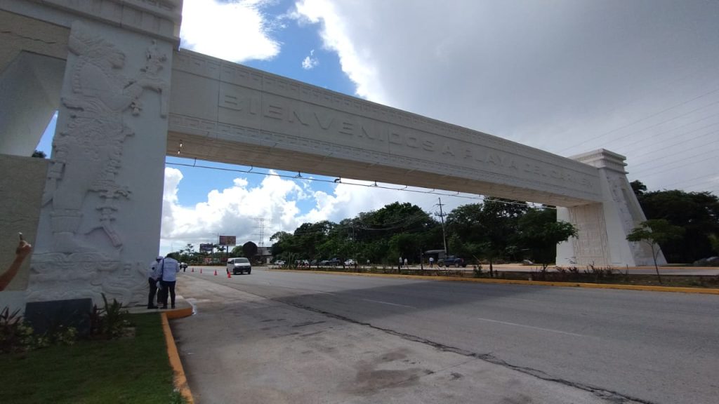 Arco de Acceso a Playa del Carmen incluye tecnología de reconocimiento de placas vehiculares.