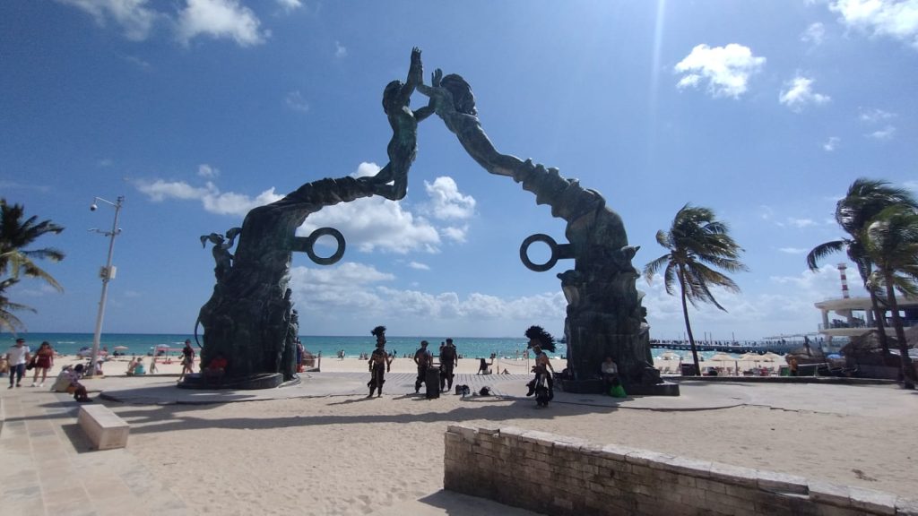 Policía Turística de Playa del Carmen atiende semanalmente a 10 personas en situación de calle.