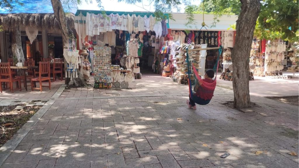 Colectivo "Playas Libres" denuncia impacto económico del Parque Jaguar en artesanos de la zona arqueológica de Tulum.