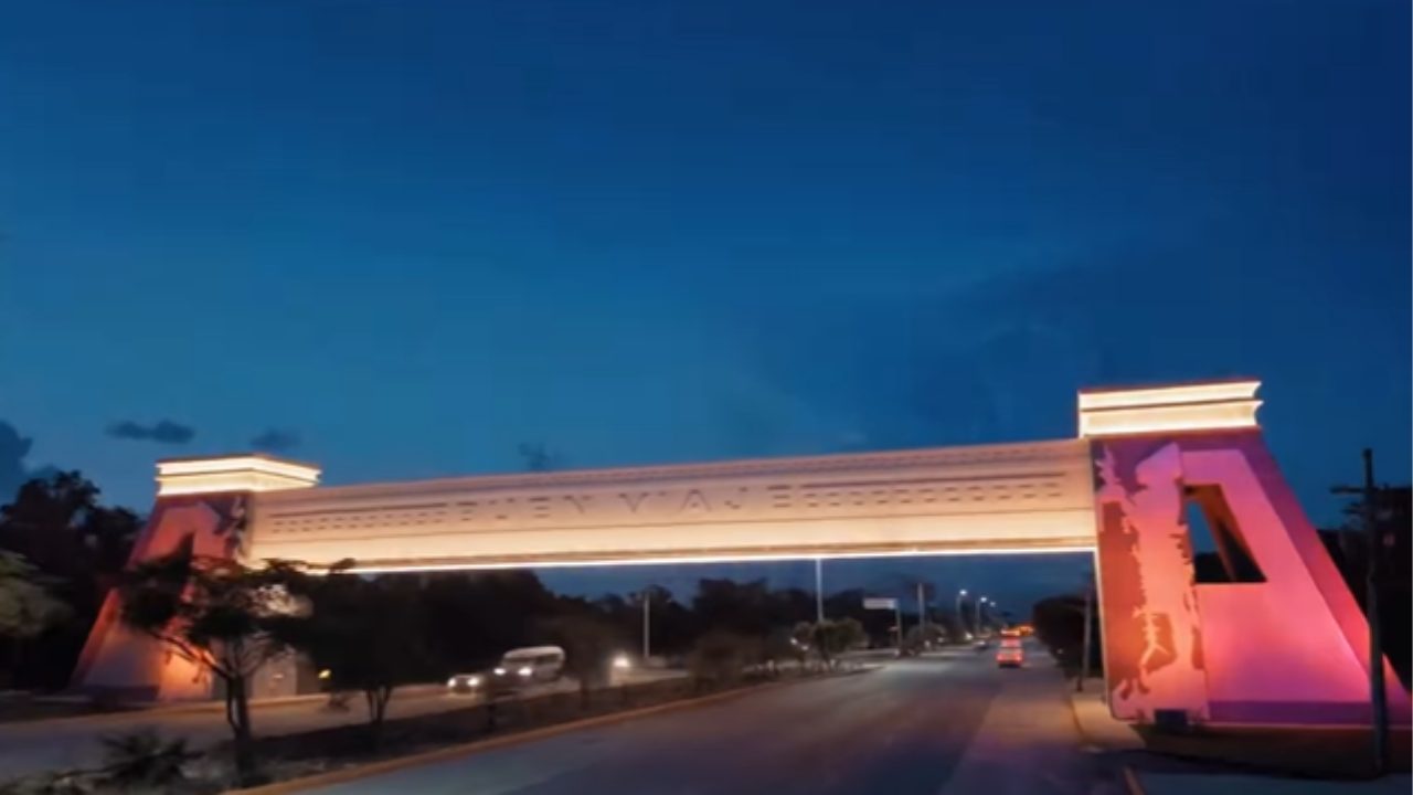 Arco de Acceso a Playa del Carmen incluye tecnología de reconocimiento de placas vehiculares.