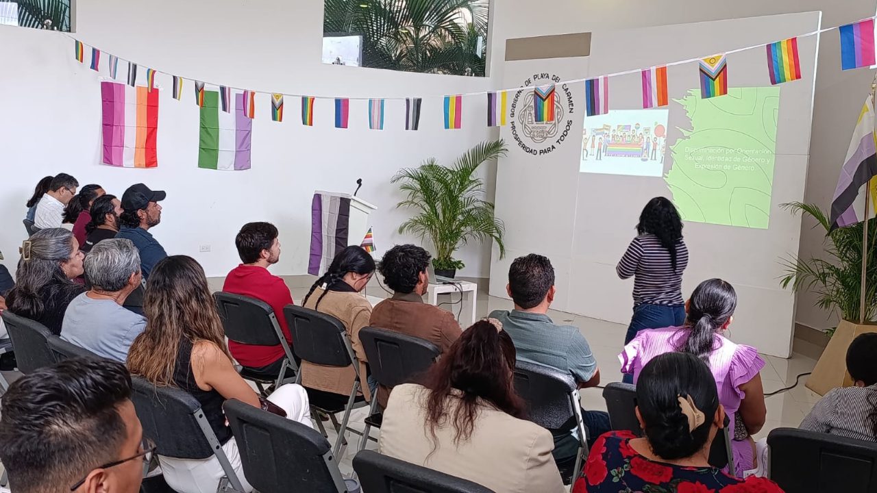 Personal del Ayuntamiento se capacita para prevenir discriminación contra comunidad LGBT en Playa del Carmen.