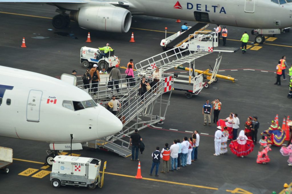 Primer vuelo directo Calgary-Cozumel de WestJet arriba a la isla con 174 pasajeros.