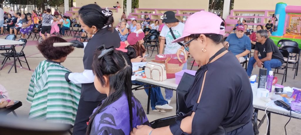 Caravana de la Salud en Playa del Carmen brinda servicios médicos y jurídicos gratuitos a la población.