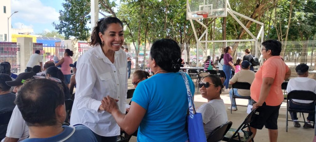 Caravana de la Salud en Playa del Carmen brinda servicios médicos y jurídicos gratuitos a la población.