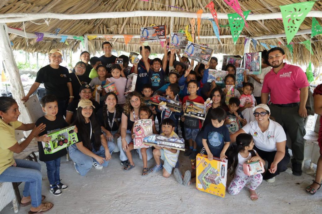 Celebración del Día de Reyes en Quintana Roo con entrega de juguetes y roscas en Puerto Aventuras.