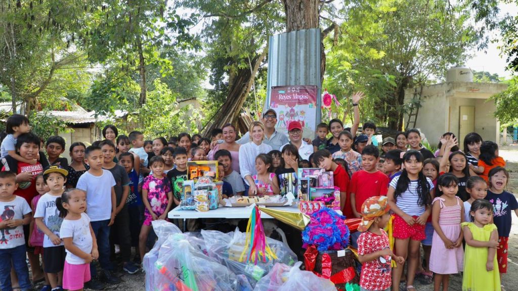 Celebración del Día de Reyes en Quintana Roo con entrega de juguetes y roscas en Puerto Aventuras.