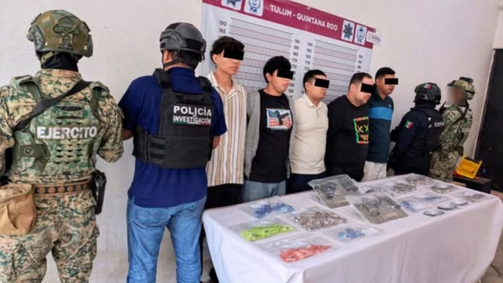 Operativo contra narcomenudeo en Tulum deja seis detenidos y aseguramiento de armas y drogas.