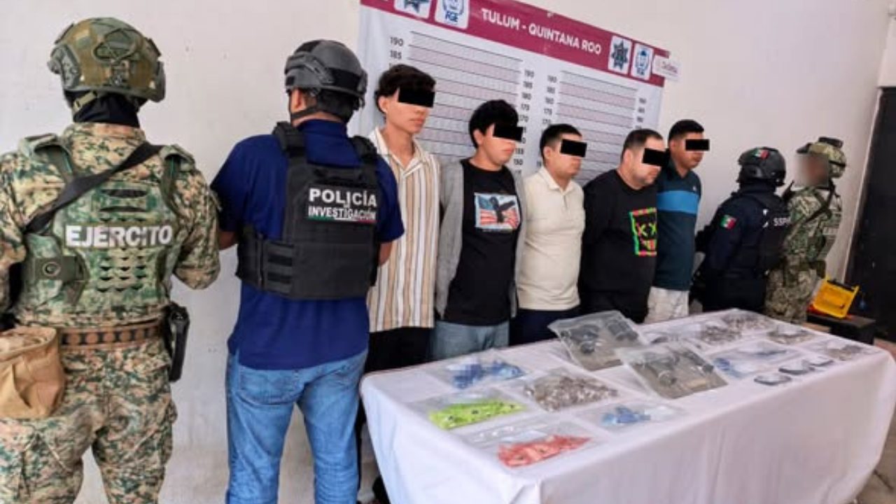 Operativo contra narcomenudeo en Tulum deja seis detenidos y aseguramiento de armas y drogas.