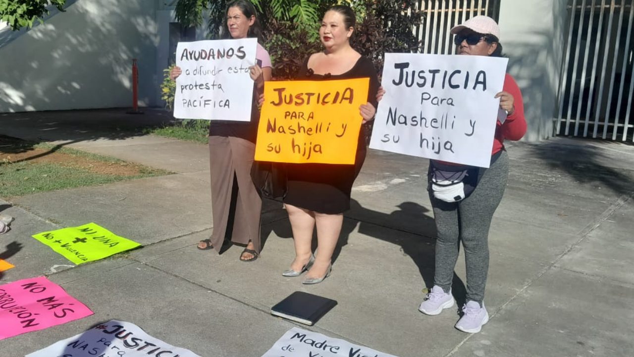 Madre realiza protesta pacífica por disputa de custodia en Playa del Carmen
