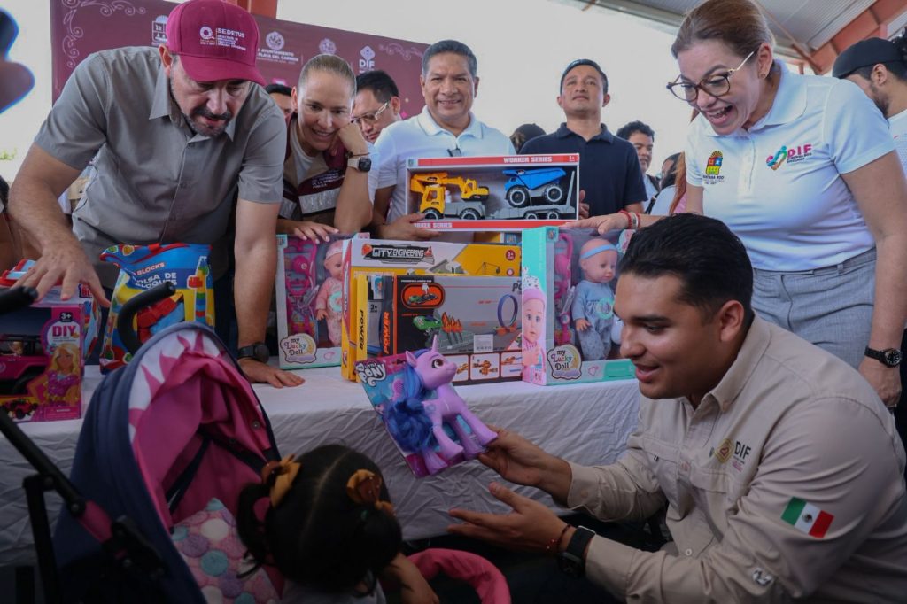 Celebración del Día de Reyes en Quintana Roo con entrega de juguetes y roscas en Puerto Aventuras.