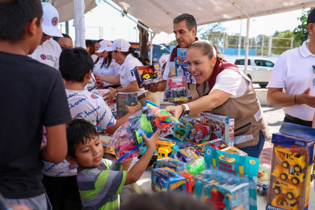 Celebración del Día de Reyes en Quintana Roo con entrega de juguetes y roscas en Puerto Aventuras.