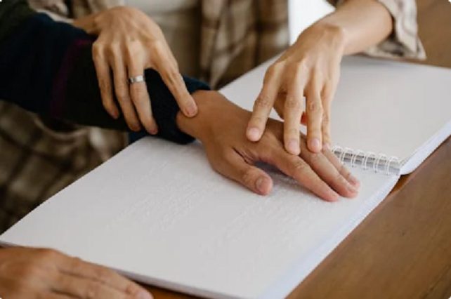 Personas con discapacidad en Playa del Carmen enfrentan actos de discriminación por parte de funcionarios públicos en servicios de salud y educación.