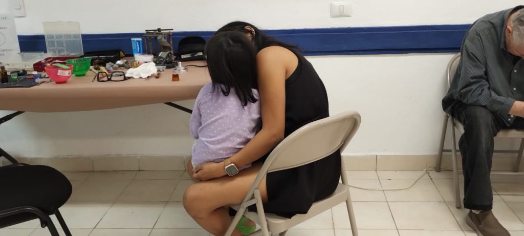 Entrega de prótesis oculares gratuitas en Playa del Carmen, durante las jornadas médicas organizadas por el Club Rotarios y el Club de Leones.
