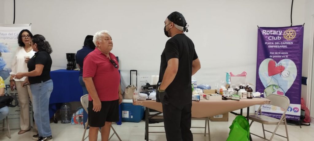 Entrega de prótesis oculares gratuitas en Playa del Carmen, durante las jornadas médicas organizadas por el Club Rotarios y el Club de Leones.