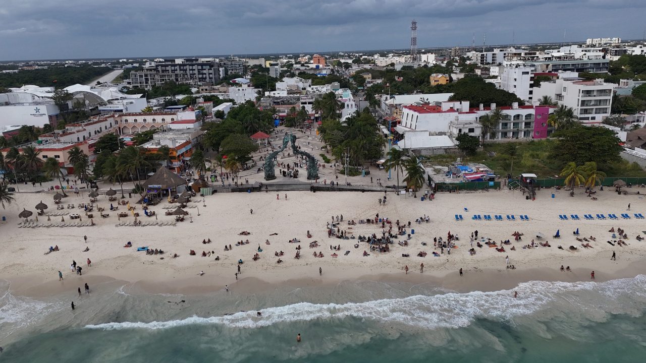 Instalación de barreras anti sargazo en Playa del Carmen para proteger cinco kilómetros de playas públicas.