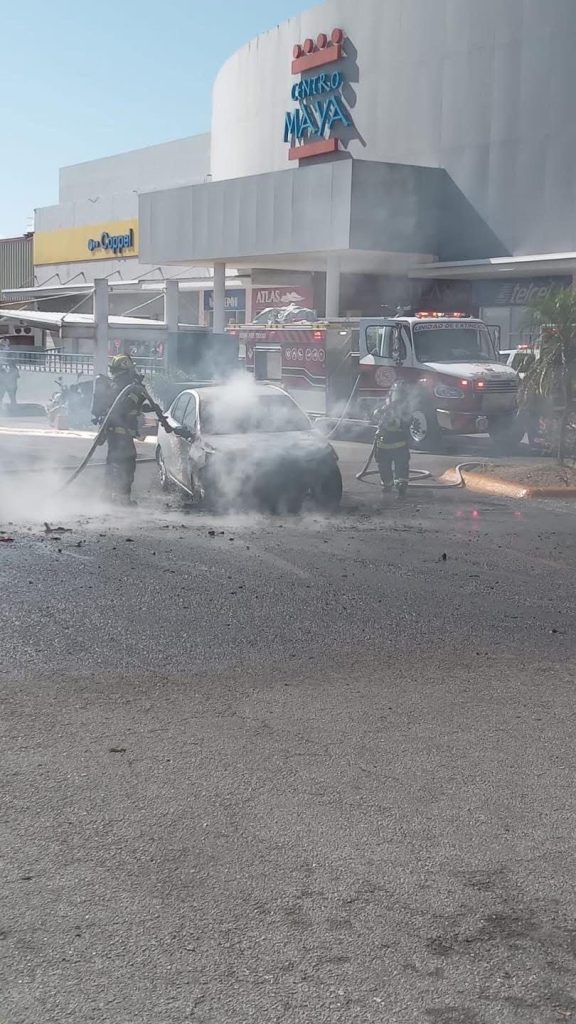 Cierran entrada de Cancún tras incendio de vehículos en el puesto carretero Cancún–Leona Vicario este domingo 22 de febrero.