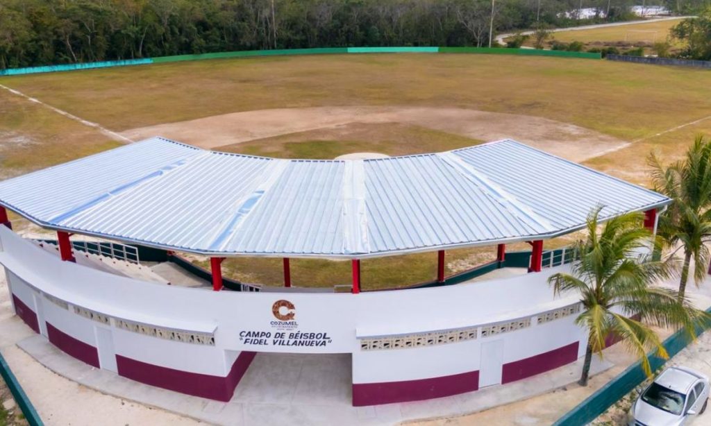 Rehabilitan campo de béisbol Fidel Villanueva en Cozumel 1