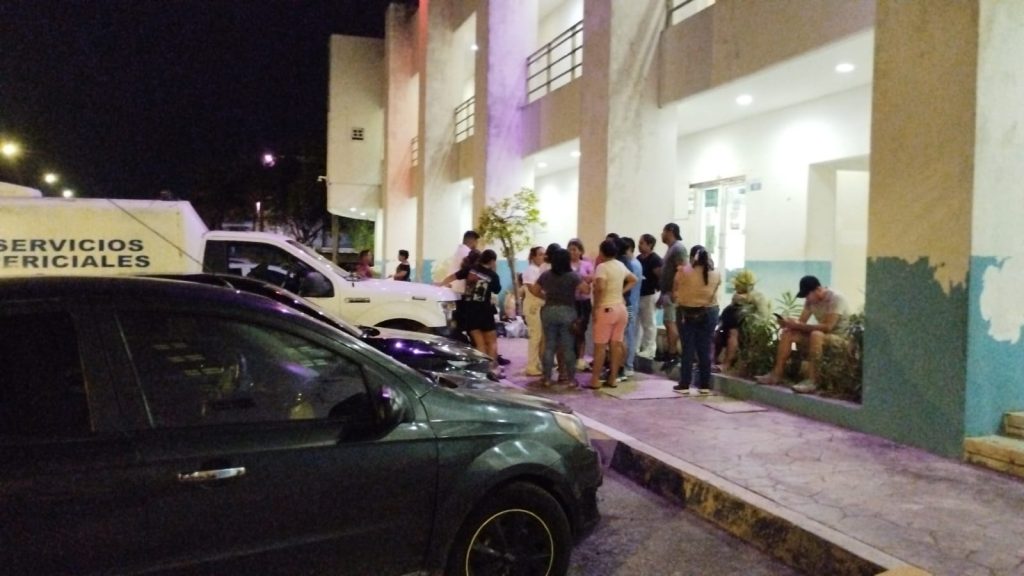 Personal de salud se manifestó ante la FGE en apoyo a enfermera detenida por el caso de alumnas de Playa del Carmen intoxicadas con "dulces".