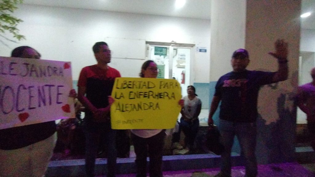 Personal de salud se manifestó ante la FGE en apoyo a enfermera detenida por el caso de alumnas de Playa del Carmen intoxicadas con "dulces".