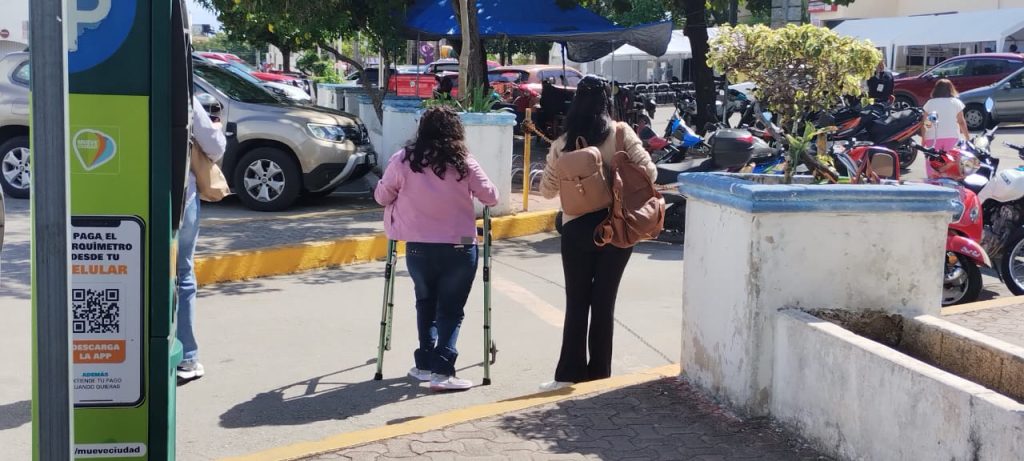 Personas con discapacidad en Playa del Carmen enfrentan barreras cotidianas de accesibilidad en espacios públicos y privados.