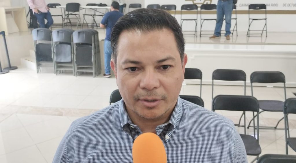 El sargazo en Playa del Carmen obliga al municipio a destinar 46 mdp para la limpieza de playas en 2026.