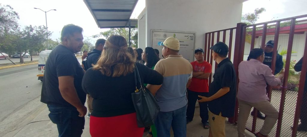 Padres de familia protestan frente a la secundaria "Luz María Zaleta Elsner" tras la intoxicación de alumnas en Playa del Carmen. 📸 Yolanda Aldana