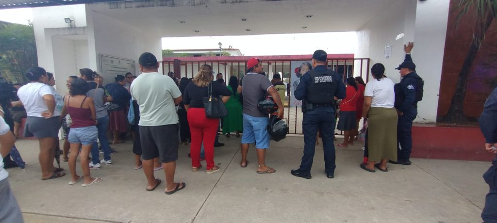 Padres de familia protestan frente a la secundaria "Luz María Zaleta Elsner" tras la intoxicación de alumnas en Playa del Carmen.