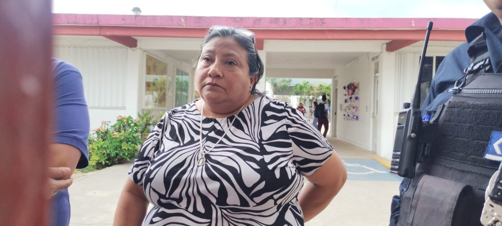 Padres de familia protestan frente a la secundaria "Luz María Zaleta Elsner" tras la intoxicación de alumnas en Playa del Carmen.