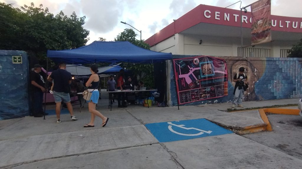 Citlali Abigail Borges Tún, jefa de la Unidad de Personas con Discapacidad y de la Tercera Edad, impulsa la Credencial Nacional para personas con discapacidad en Playa del Carmen.
