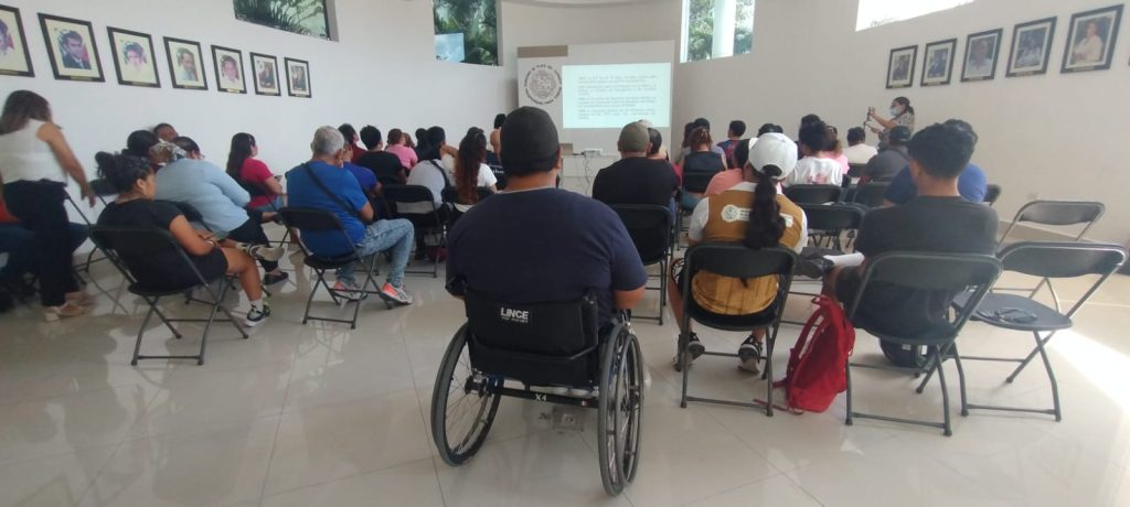 Citlali Abigail Borges Tún, jefa de la Unidad de Personas con Discapacidad y de la Tercera Edad, impulsa la Credencial Nacional para personas con discapacidad en Playa del Carmen.