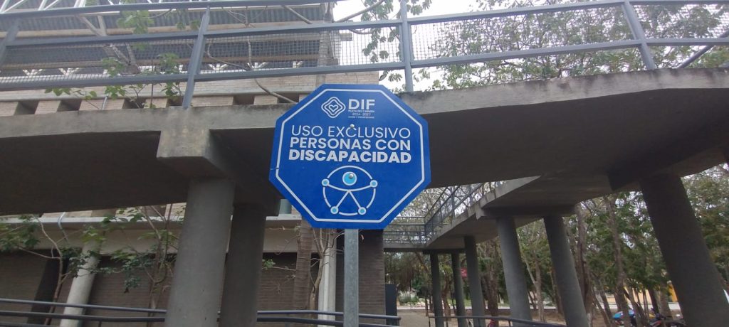 Personal del CRIM orienta a personas con discapacidad en Quintana Roo sobre el trámite del Certificado, la Credencial Nacional y el Tarjetón Estatal.