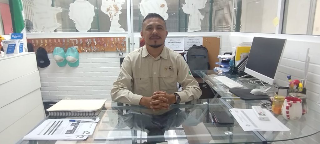 Personal del CRIM orienta a personas con discapacidad en Quintana Roo sobre el trámite del Certificado, la Credencial Nacional y el Tarjetón Estatal.