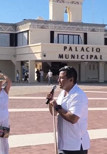 Canoeros se manifestaron pacíficamente en la plaza "28 de Julio" de Playa del Carmen en defensa de la Travesía Sagrada Maya