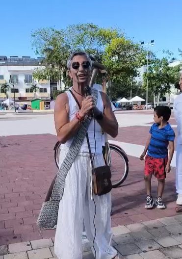 Canoeros se manifestaron pacíficamente en la plaza "28 de Julio" de Playa del Carmen en defensa de la Travesía Sagrada Maya