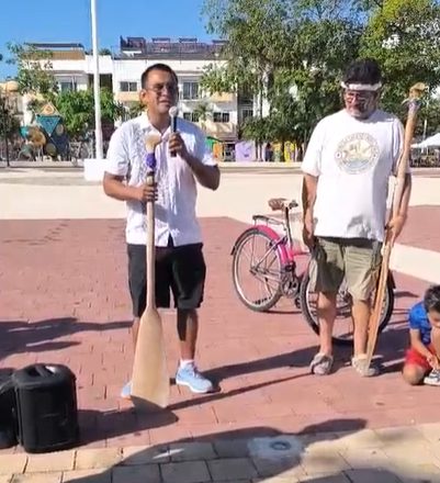 Canoeros se manifestaron pacíficamente en la plaza "28 de Julio" de Playa del Carmen en defensa de la Travesía Sagrada Maya