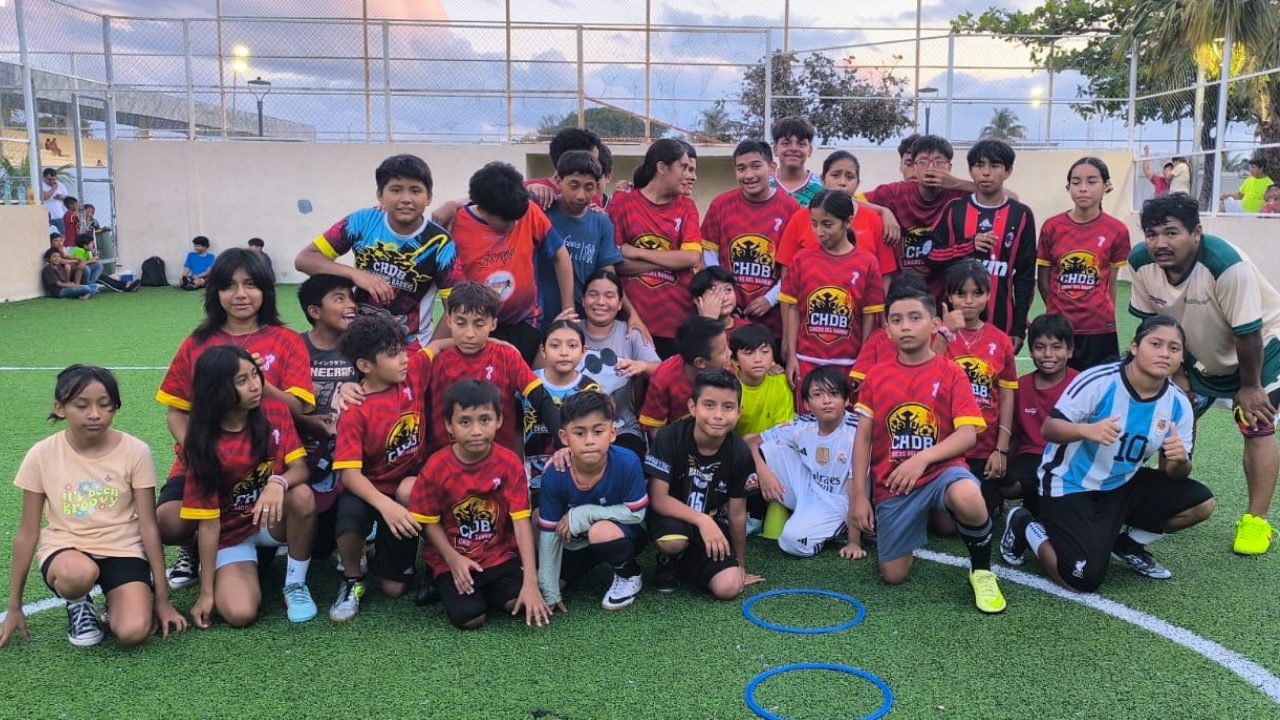 Integrantes de Los Chicos del Barrio de Playa del Carmen, el club de futbol infantil que transformó la colonia Colosio.