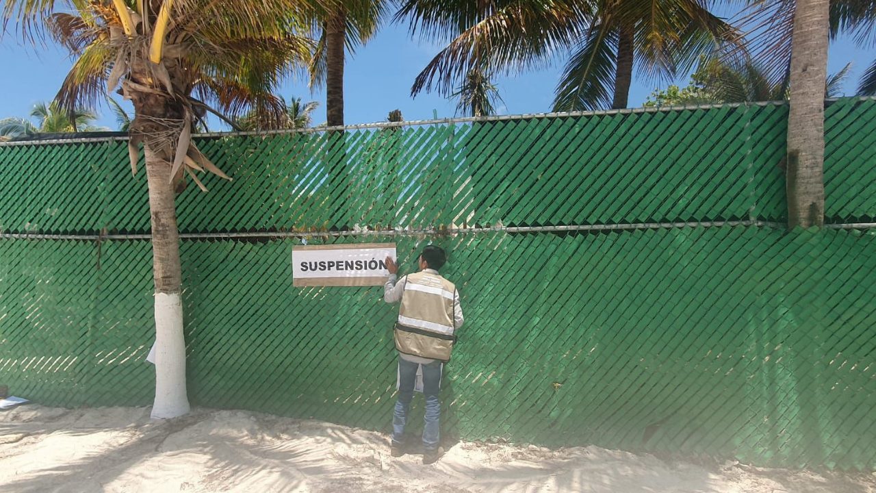 Autoridades ambientales inspeccionan la playa Xcalacoco de Playa del Carmen tras daño ecológico.