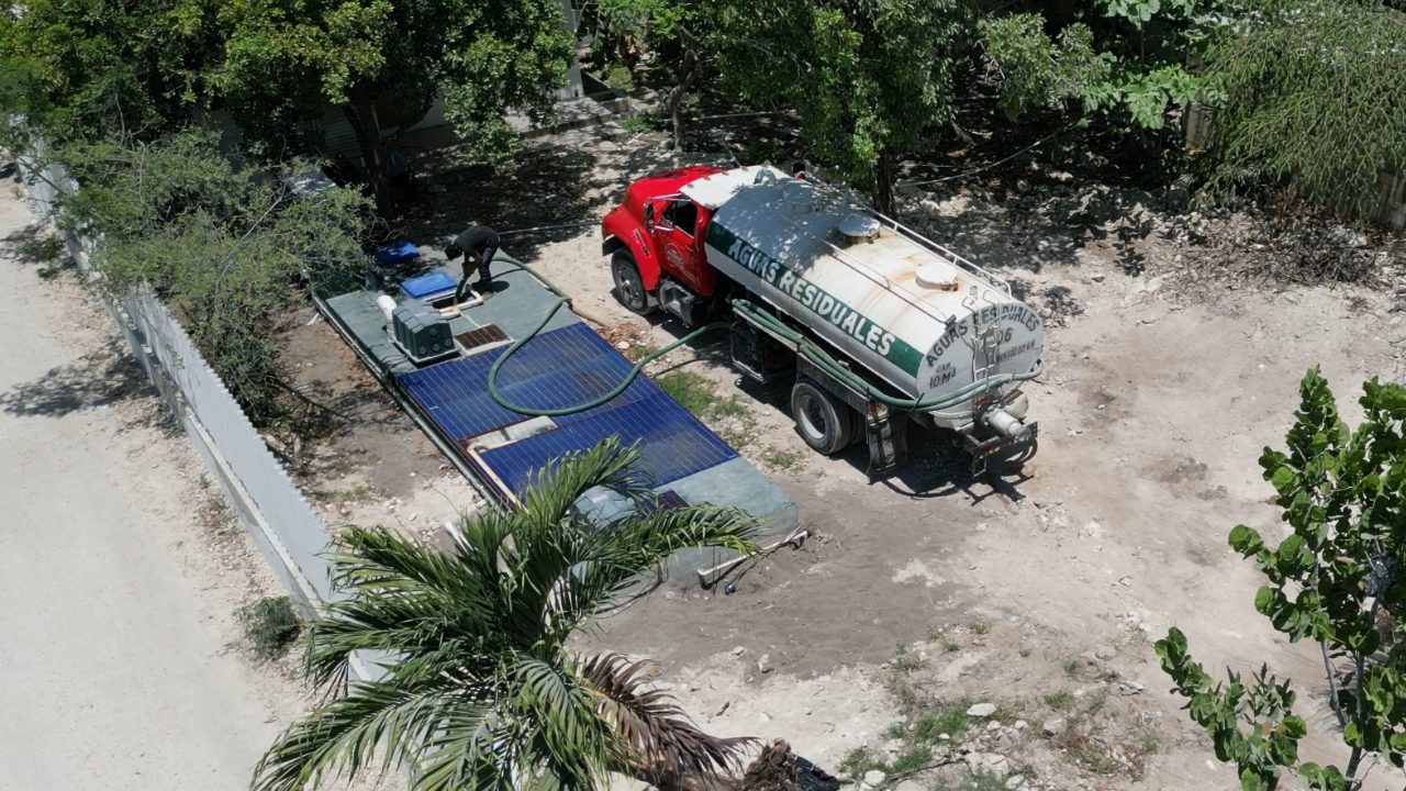 Aguas negras en Xcalacoco: una pipa descarga residuos en fosa séptica clandestina a metros de playa Blue Flag.