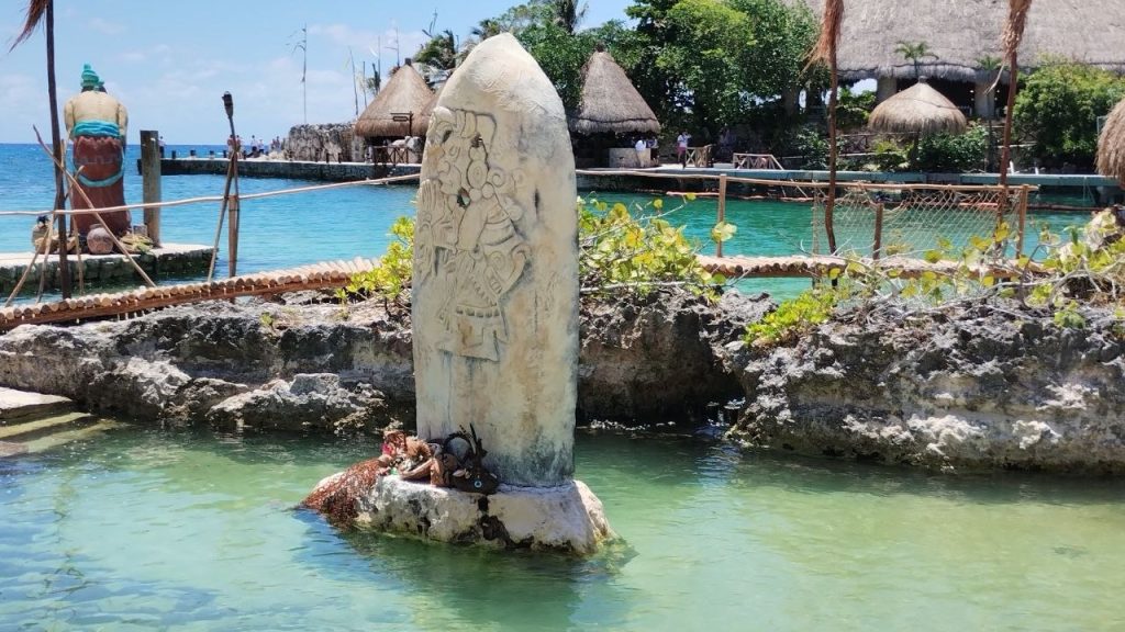 Xcaret no cierra operaciones pese al fallo de la SCJN sobre el uso de símbolos mayas.