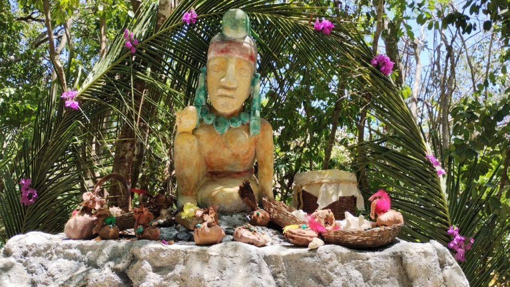 La SCJN contra Xcaret reabre el debate sobre el uso de la cultura maya en el turismo de Quintana Roo.