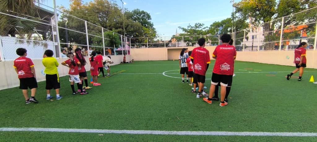 Integrantes de Los Chicos del Barrio de Playa del Carmen, el club de futbol infantil que transformó la colonia Colosio.