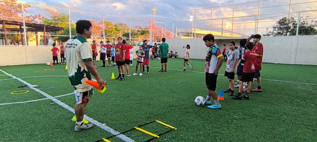 Integrantes de Los Chicos del Barrio de Playa del Carmen, el club de futbol infantil que transformó la colonia Colosio.