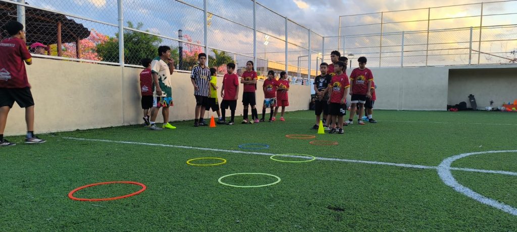 Integrantes de Los Chicos del Barrio de Playa del Carmen, el club de futbol infantil que transformó la colonia Colosio.