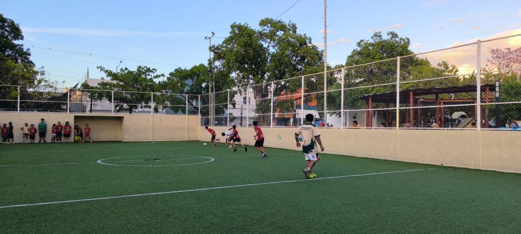 Integrantes de Los Chicos del Barrio de Playa del Carmen, el club de futbol infantil que transformó la colonia Colosio.