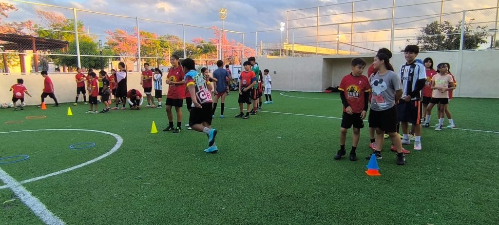 Integrantes de Los Chicos del Barrio de Playa del Carmen, el club de futbol infantil que transformó la colonia Colosio.