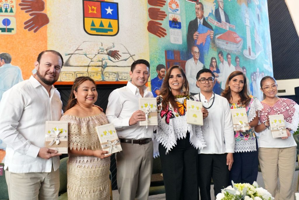Presentación del libro sobre Tulum "Tulum, Tierra y Manglar", de David "Fili" Tah Balam, en el Congreso de Quintana Roo.