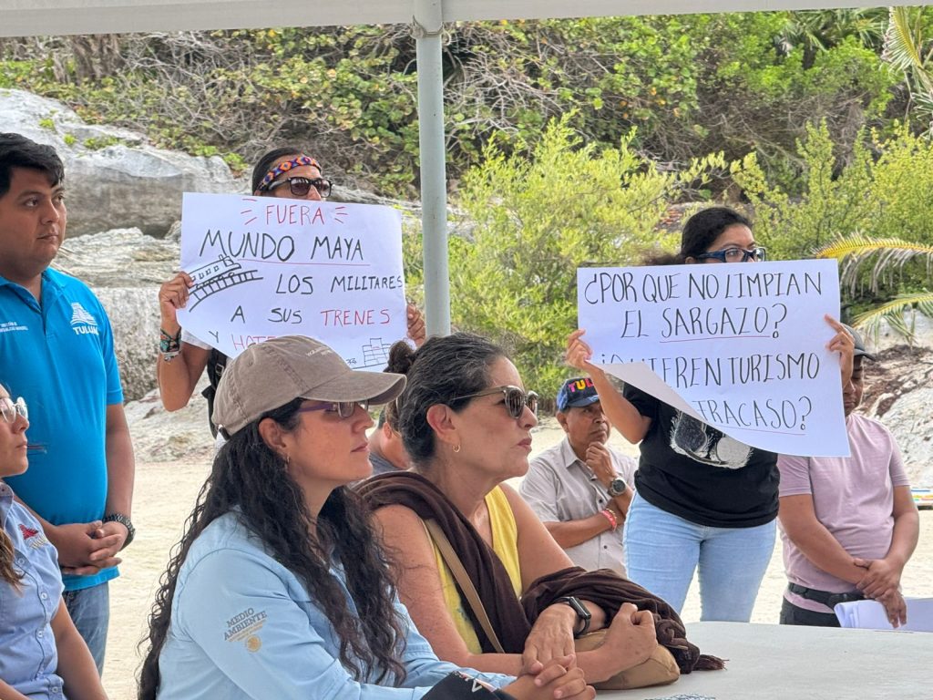 Protesta en el Parque del Jaguar de Tulum: el colectivo Playas Libres se manifestó en contra de las políticas de la Conanp.
