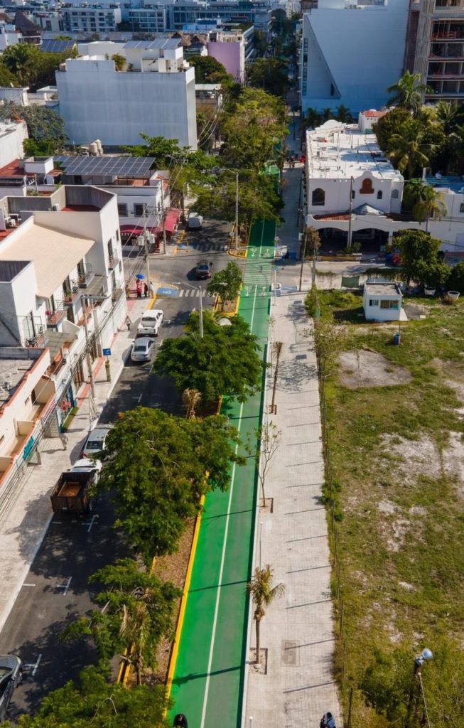 Cajones de estacionamiento en Playa del Carmen, en disputa tras la construcción de la ciclovía en la avenida 10.